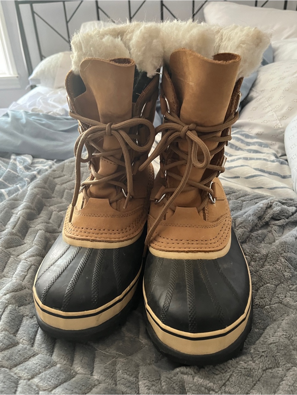 Sorel caribou Two-Tone Tan and Black Lace-Up Duck Boots size 7.5
